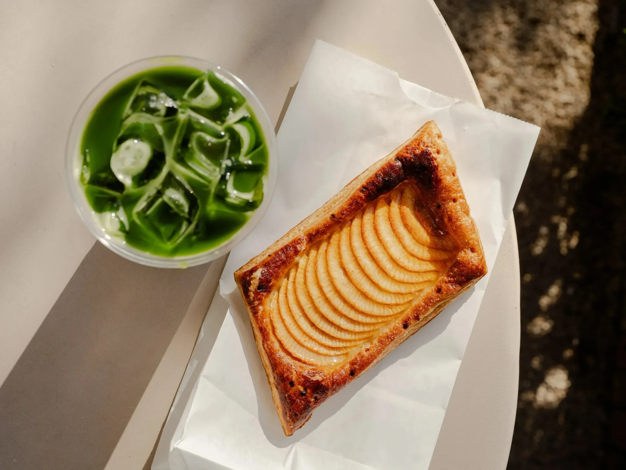 Apple tart with an iced matcha drink