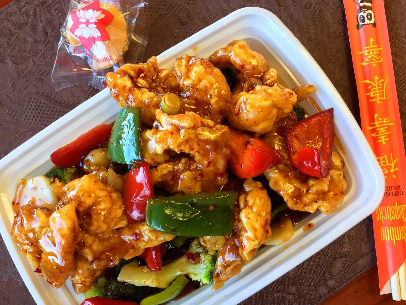 Prepared Chinese entrée with peppers in a takeaway tray